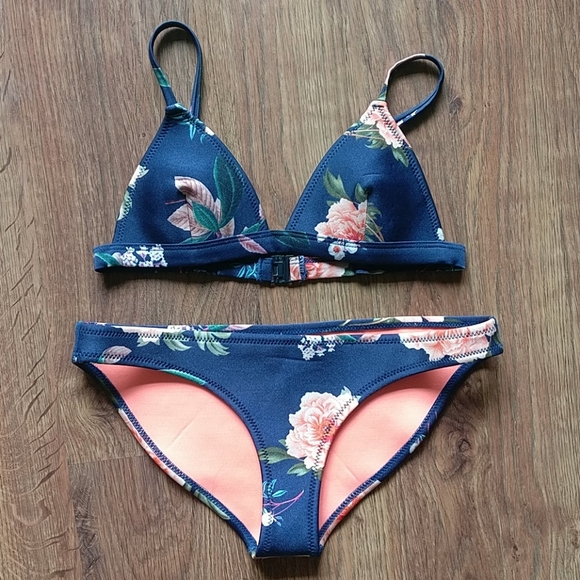 Triangl - Bikini - Picture 1 of 6